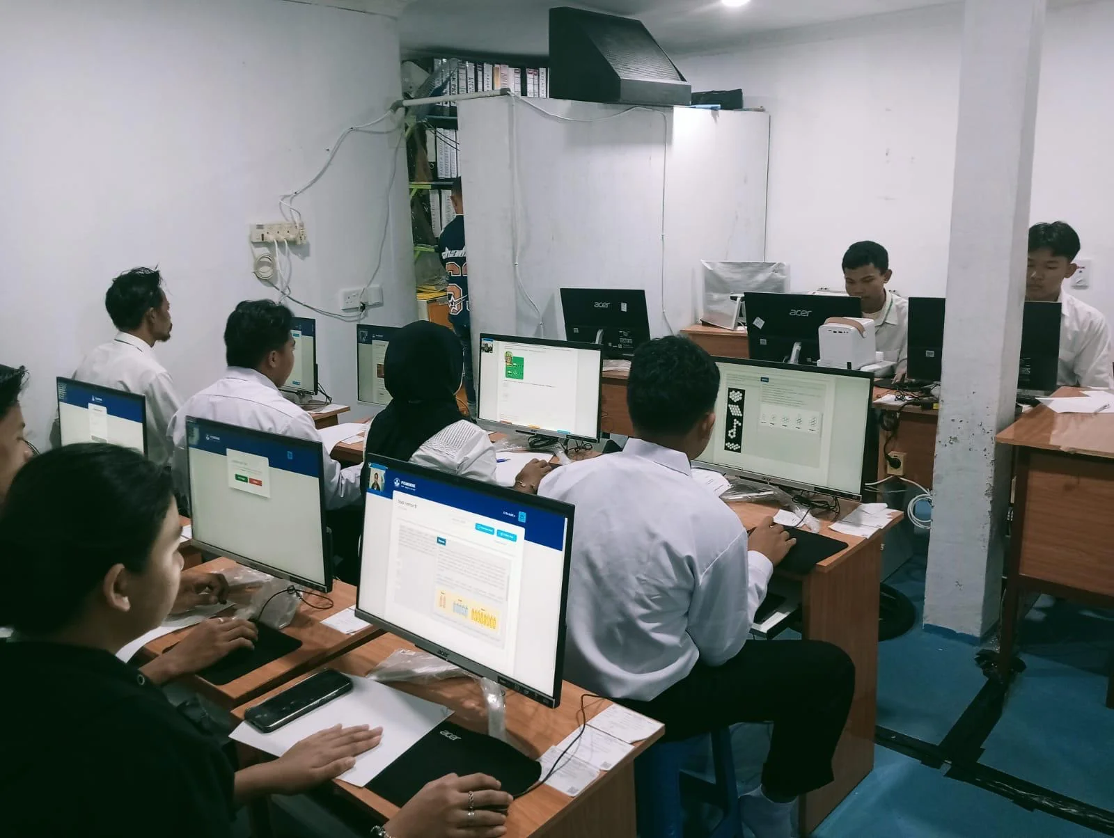 Peserta berlatih menggunakan komputer di ruang belajar