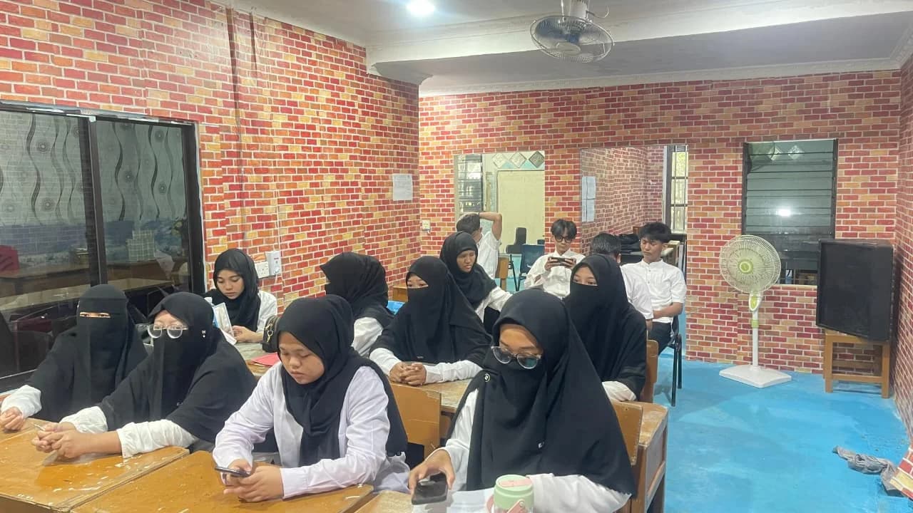 Peserta mengikuti kegiatan belajar di kelas dengan dinding bata merah