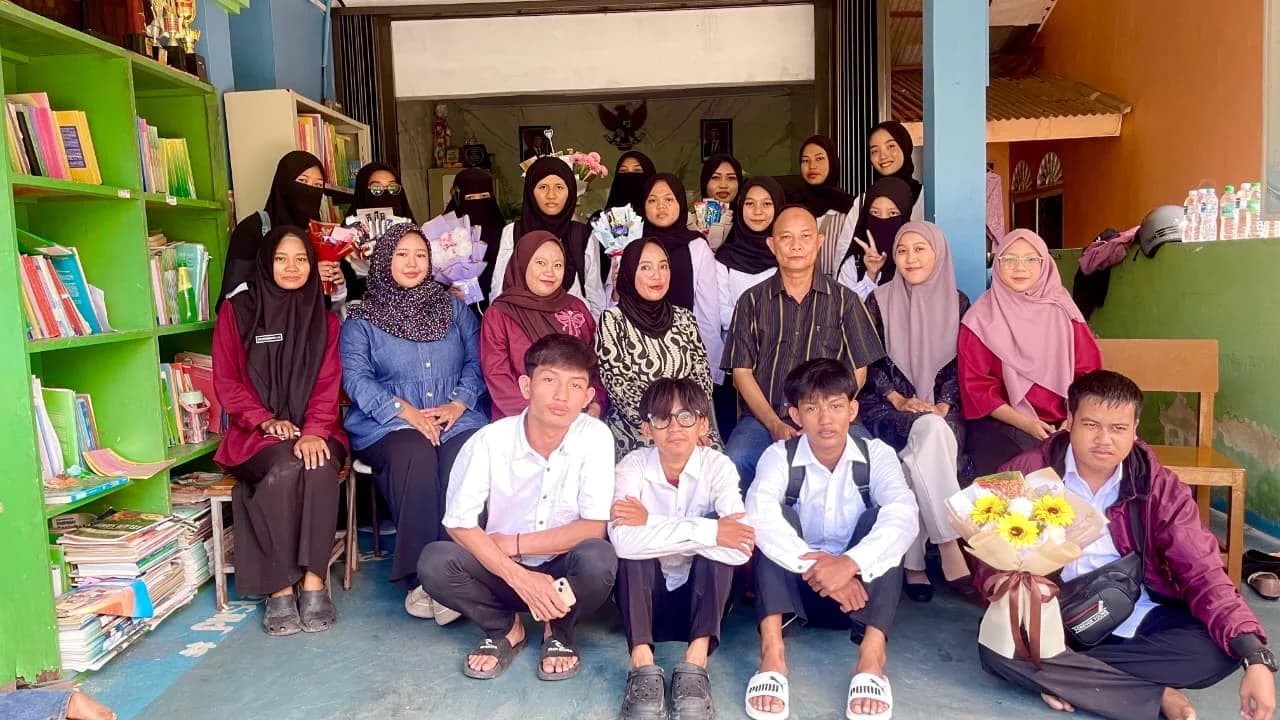 Peserta dan pengajar berfoto bersama di ruang baca PKBM Harapan Bangsa
