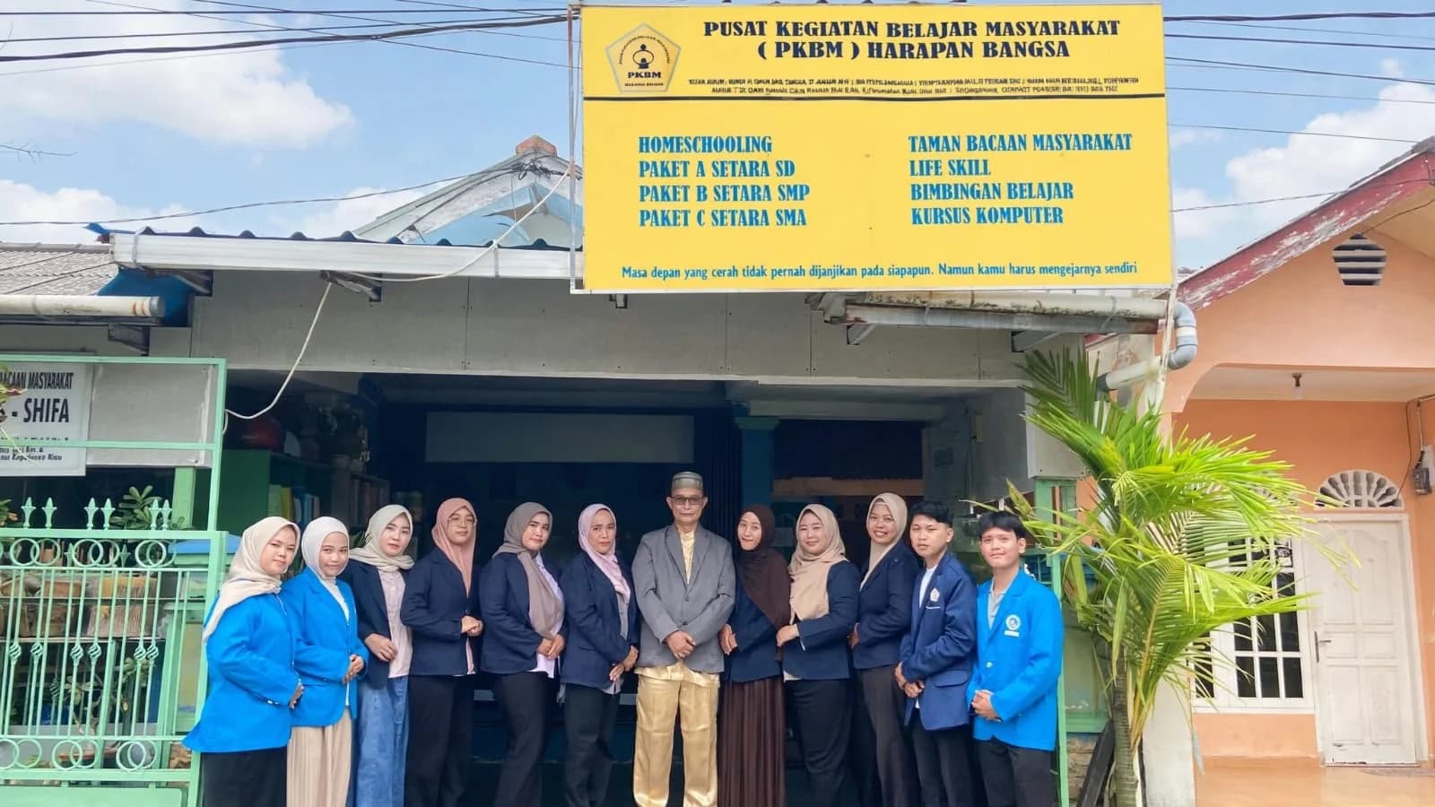 Gedung PKBM Harapan Bangsa dengan papan nama dan peserta di depan gedung